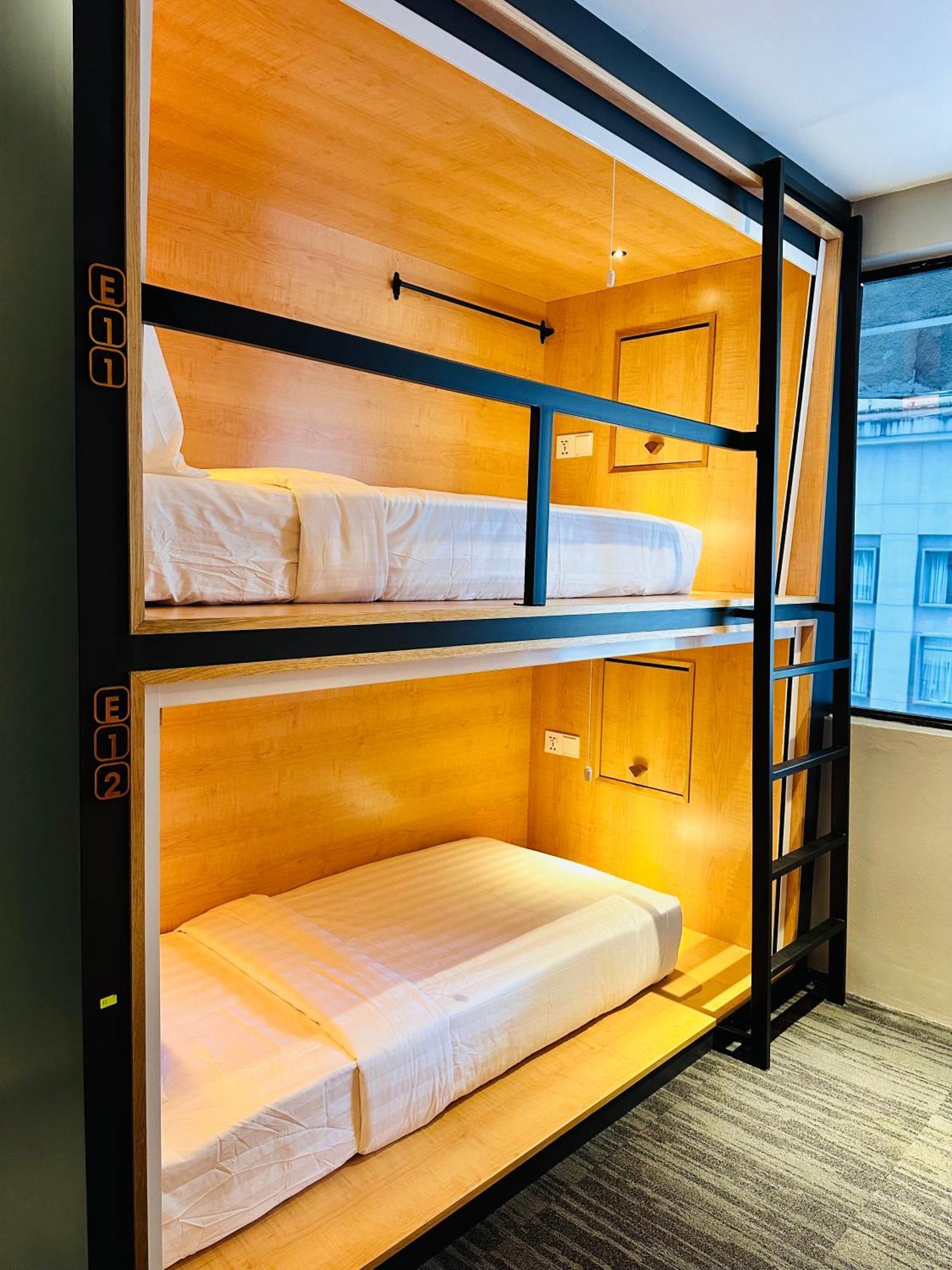 The Bed Klcc Hostel Kuala Lumpur Bagian luar foto